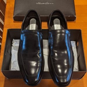 Kenneth Cole slip on dress shoes w/Silver Technolo